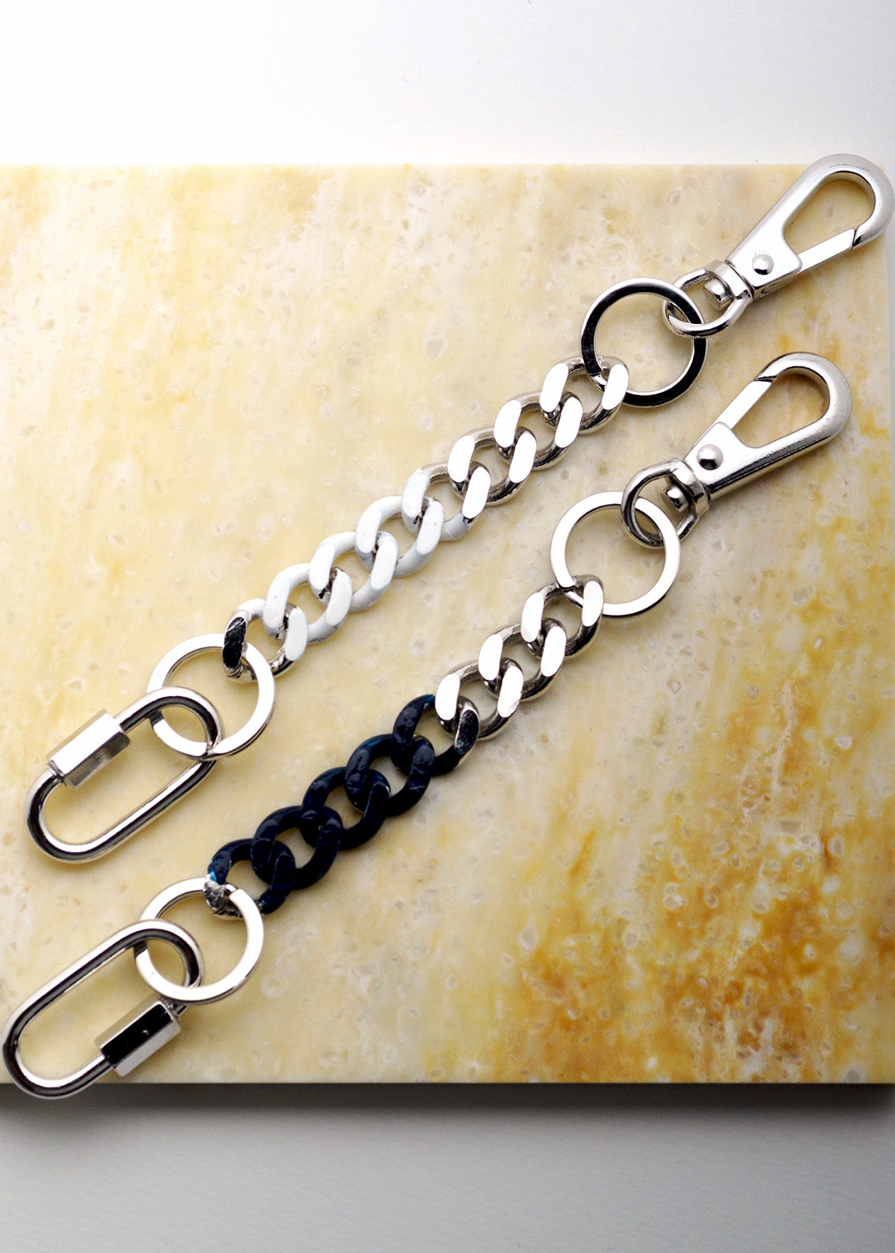 Signature Double Karabina Keychain Penki White