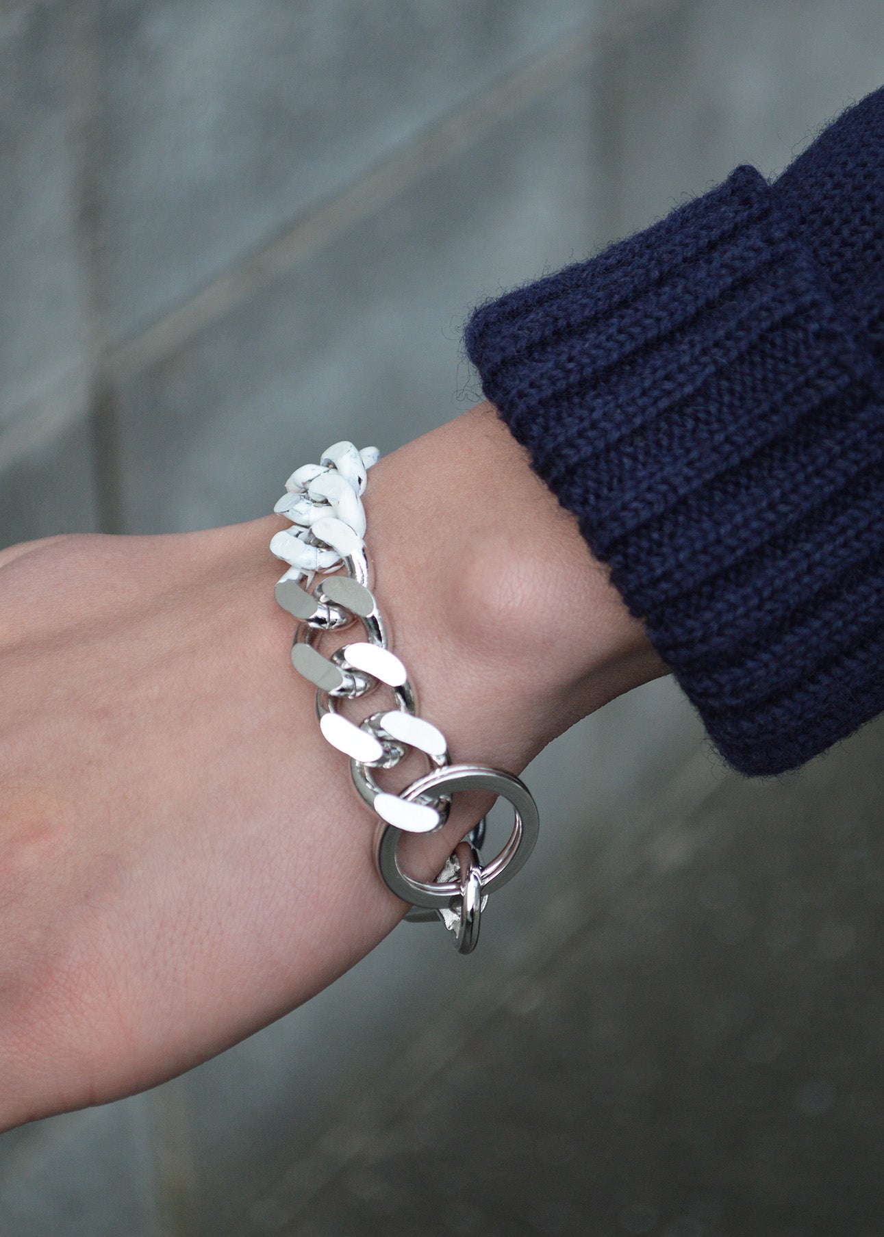 Signature Double Karabina Keychain Penki White